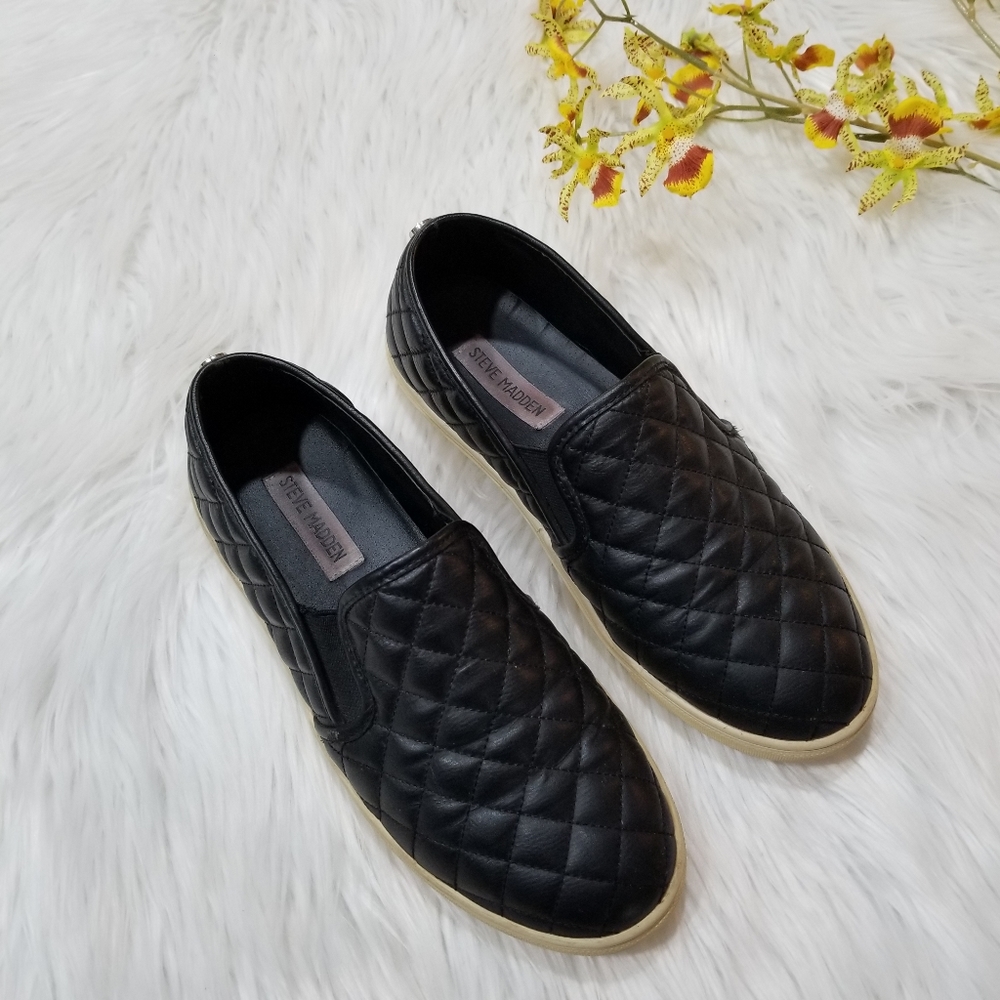 STEVE MADDEN ECENTRCQ Black And White Slip-On Shoes SIZE 8B.